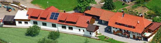 Luftbild des Betriebsgebäudes der Zimmerei Vetter mit roten Ziegeldächern in Haslach-Schnellingen