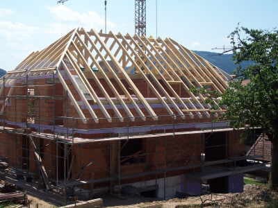 Seitenansicht des Walmdach-Dachstuhls mit Sparren und Gratsparren